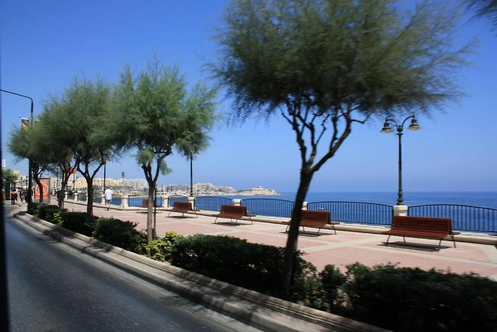 Modern Seaview Apartment In A Prime Location Sliema
